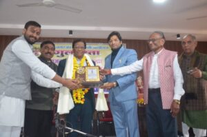 ग़ज़लों की महफ़िल “गुलदस्ता” में अशोक मिज़ाज को दुष्यन्त स्मृति सम्मान, सतरंगी सुरों से सजी यादगार शाम